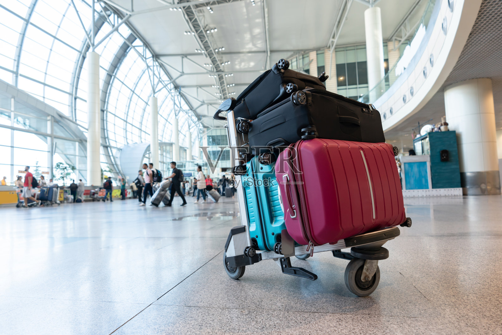 行李放在機(jī)場(chǎng)的行李車上